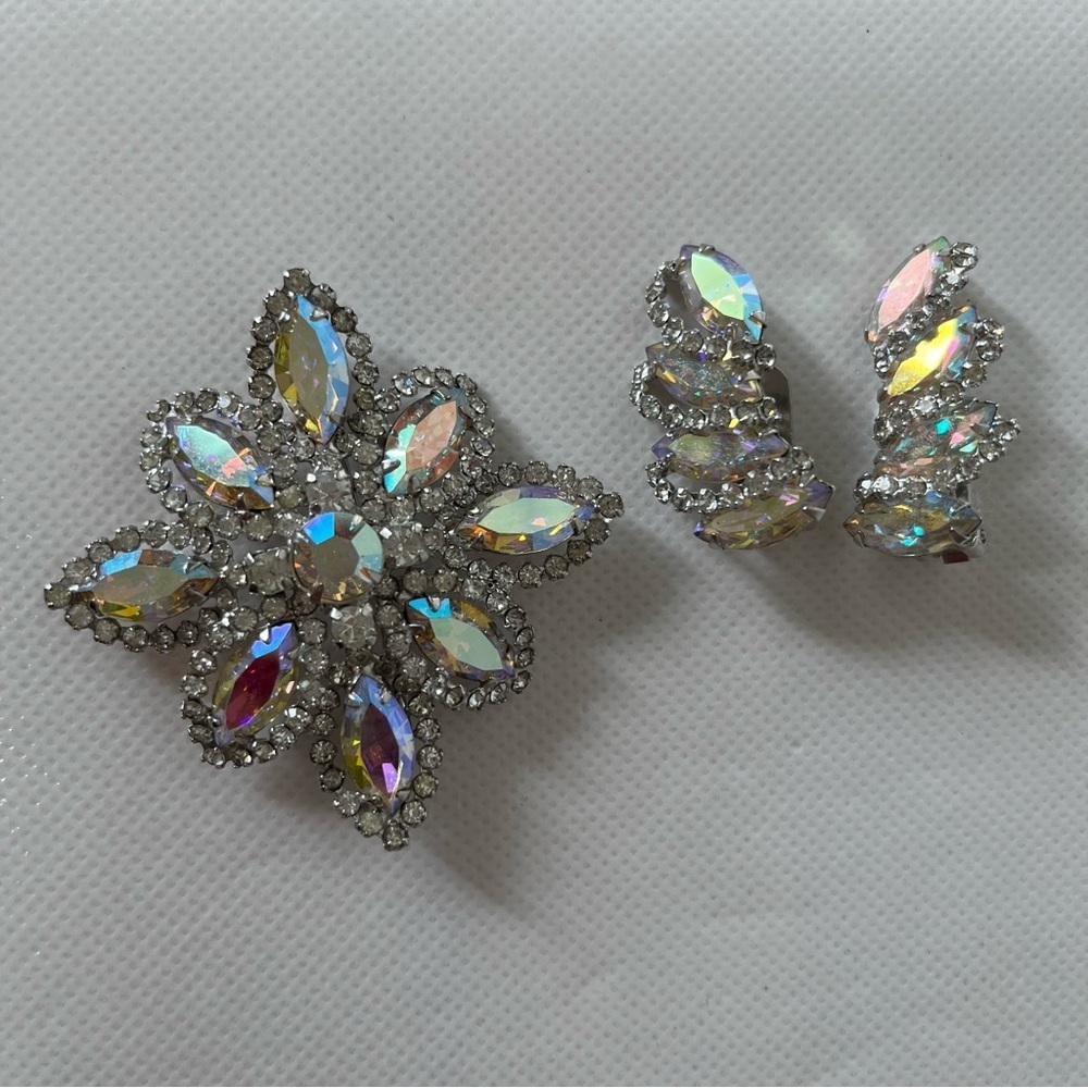 Weiss Vintage Rhinestone Brooch & Clip On Earrings Set